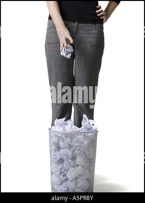 Mitte Schnittansicht einer Frau Papier in einen Abfallbehälter zu werfen Stockfoto