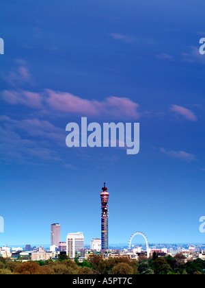 Ein Blick auf die Skyline von London von Primrose Hill zeigt der BT Tower und das London Eye. Stockfoto