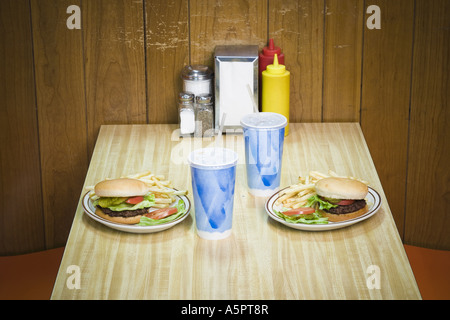 Nahaufnahme von kalten Getränken und Burger auf dem Tisch Stockfoto