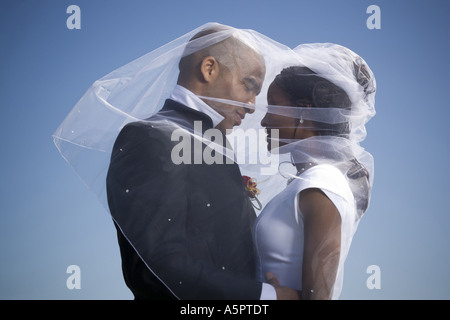 Profil von einem frisch verheirateten Paar küssen einander Stockfoto