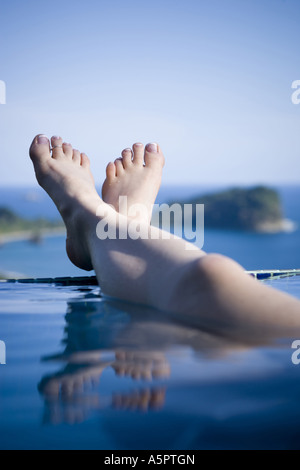 Nahaufnahme von menschlichen Füßen überquerte am Knöchel Stockfoto