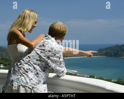 Profil von Mann und Frau auf einem Balkon Stockfoto