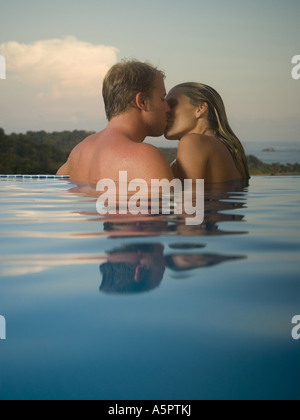 Nahaufnahme von Mann und Frau küssen Stockfoto