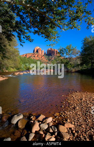 Sonnenuntergang am Dom Felsen, Fluss im Vordergrund, Sedona Arizona Stockfoto