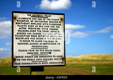 National Trust Schild einer der feinsten Salzwiesen Wiesen in Alnmouth in North East Of England UK Großbritannien Gr Stockfoto