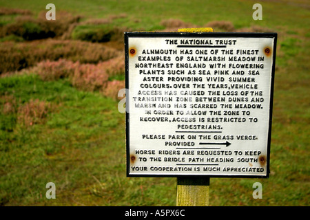 National Trust Schild einer der feinsten Salzwiesen Wiesen in Alnmouth in North East Of England UK United Kingdom Stockfoto