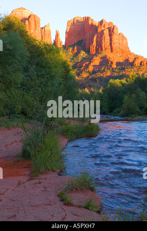 Sonnenuntergang am Dom Felsen, Fluss im Vordergrund, Sedona Arizona Stockfoto