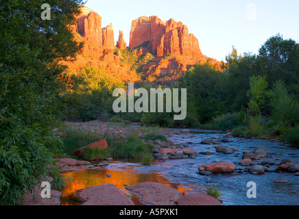 Sonnenuntergang am Dom Felsen, Fluss im Vordergrund, Sedona Arizona Stockfoto