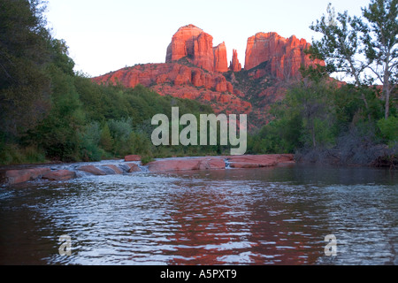 Sonnenuntergang am Dom Felsen, Fluss im Vordergrund, Sedona Arizona Stockfoto