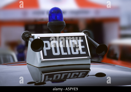 Vintage Polizei Zeichen und Sirenen auf dem Dach der fünfziger Jahre ein Austin Mini Auto Stockfoto