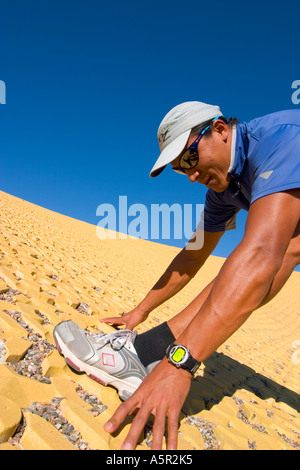 männliche Läufer dehnen vor dem laufen Stockfoto