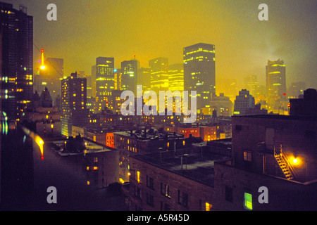 Vereinigte Staaten von Amerika New York City NYC New York Manhattan Wolkenkratzer und Dächer in der Nacht JMH0222 Stockfoto