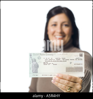 Frau mit Scheck vom US-Finanzministerium Stockfoto