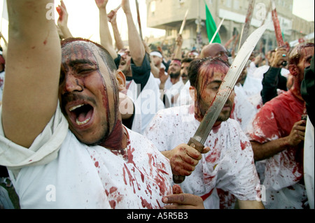 Qama-Zanni (Geißelung des Kopfes) am Aschura-Tag, Kerbela, Irak, 02.03.04 Stockfoto