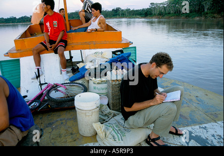 SCHRIFTLICH ZEITSCHRIFT WÄHREND BOOT REISE DOWN HUALLAGA RIVER NACH IQUITOS, PERU DEZ 2000 Stockfoto
