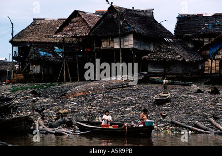 MENSCHEN WASCHEN VON KLEIDUNG IM FLUSS IN BELEN DER NACHBARSCHAFT IN IQUITOS BEKANNT ALS DAS VENEDIG DES DSCHUNGELS DEZ 2000 Stockfoto