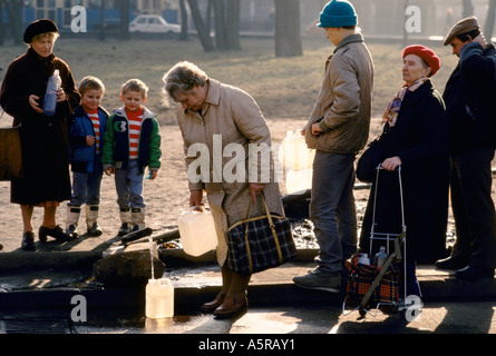 KRAKAU-BEWOHNER SIND VERPFLICHTET, IHR FRISCHES TRINKWASSER AUS KÜNSTLICHEN SAMMELN BRUNNEN IN DEN STRAßEN DER STADT DURCH LIMNOL EINRICHTEN Stockfoto