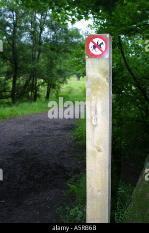 Zeichen zum Verbot Reiten am Feldweg Stockfoto