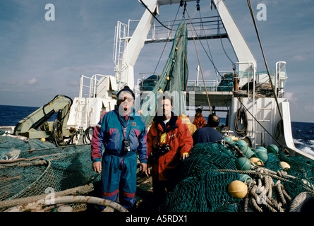 GALICISCHEN FISCHEREI, SCHRIFTSTELLER PETER HANNES LEMANN UND CHRISTOPHER PILLLIZ AN BORD EIN FISCHKUTTER, NORDSEE Stockfoto