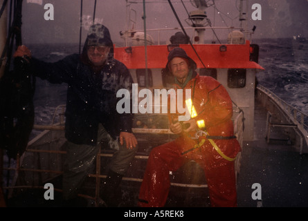 GALICISCHEN FISCHEREI, SCHRIFTSTELLER PETER HANNES LEHMANN UND CHRISTOPHER PILLITZ AN BORD DER FISCHKUTTER MEIN FREUND, NORDSEE Stockfoto