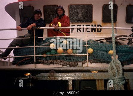 GALICISCHEN FISCHEREI, SCHRIFTSTELLER PETER HANNES LEHMANN UND CHRISTOPHER PILLITZ AN BORD DER FISCHKUTTER MEIN FREUND, NORDSEE Stockfoto