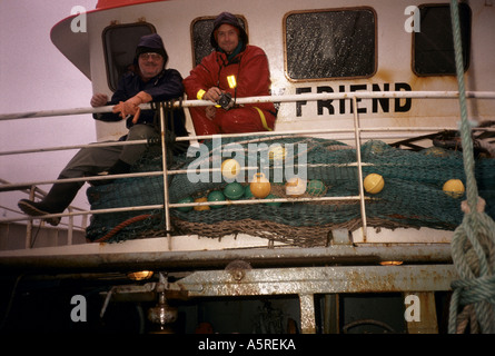 GALICISCHEN FISCHEREI, SCHRIFTSTELLER PETER HANNES LEHMANN UND CHRISTOPHER PILLITZ AN BORD DER FISCHKUTTER MEIN FREUND, NORDSEE Stockfoto