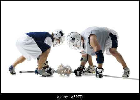 Profil von zwei jungen Männern spielen lacrosse Stockfoto