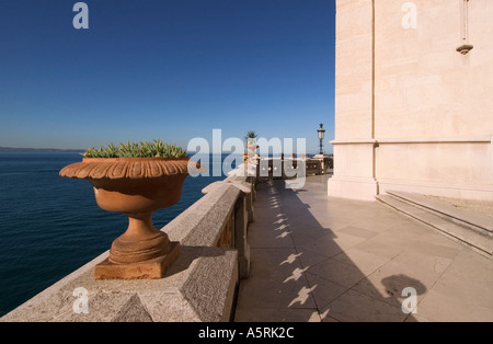 Terrasse am Schloss Miramare bei Triest Italien Region Friaul Stockfoto