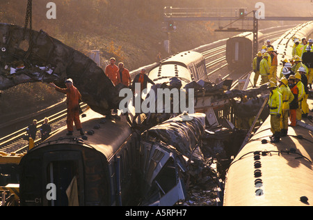 RETTUNGSKRÄFTE HEBEN WRACKTEILE DER WAGEN AUF DEM GELÄNDE DES CLAPHAM ZUGUNGLÜCK 1988 Stockfoto