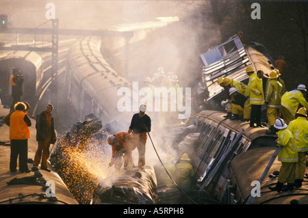 RETTUNGSKRÄFTE MIT AUSRÜSTUNG FÜR SCHNEIDEN AUF DEN ZERSTÖRTEN WAGEN IN CLAPHAM ZUG ZUSAMMENSTOß 1988 Stockfoto