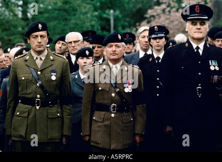 UNIFORMIERTEN OFFIZIEREN REIHEN DER ULSTER DEFENCE REGIMENT DER ROYAL ULSTER CONSTABULARY STEHEND NACH AUFMERKSAMKEIT UNTER DEN PLANETENBEWEGUNGEN Stockfoto