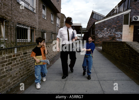 POLIZIST AUF DEN BEAT ZU FUß MIT KINDERN CAMBERWELL LONDON Stockfoto