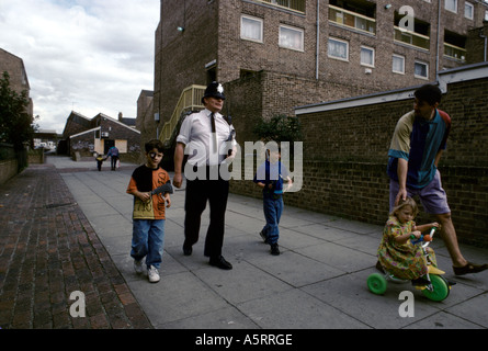 POLIZIST AUF SCHLAGEN IN EINER SOZIALSIEDLUNG, CAMBERWELL, LONDON Stockfoto