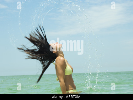 Frau im Meer stehen, spiegeln nasses Haar Stockfoto