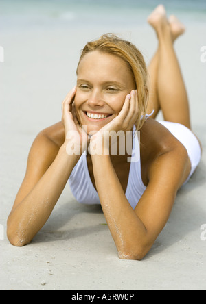 Frau liegt am Strand, Lächeln Stockfoto