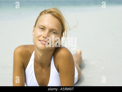 Frau am Strand liegen Stockfoto