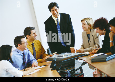 Gruppe von Geschäftspartnern mit Telefonkonferenz Stockfoto