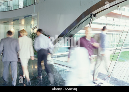 Geschäftsleute, die zu Fuß in Lobby, Bewegungsunschärfe Stockfoto