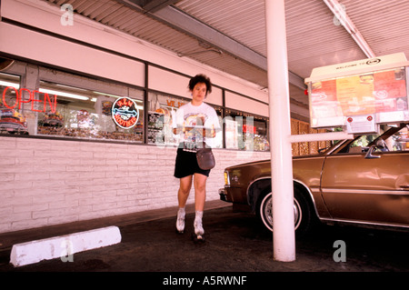 KELLNERIN AUF ROLLSCHUHEN IM DRIVE IN RESTAURANT MODESTO Stockfoto