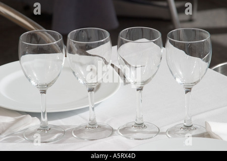 Vier Gläser Wein am Tisch Stockfoto