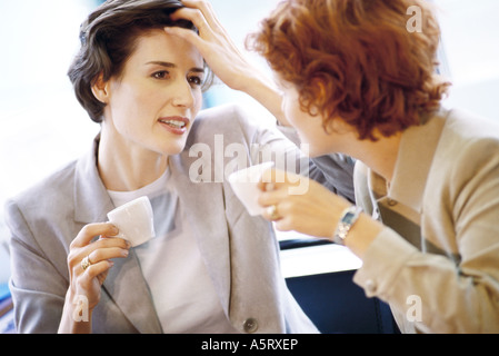 Zwei Geschäftsfrauen Kaffeetrinken Stockfoto