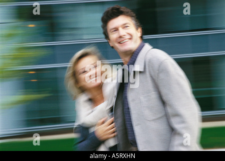 Mitte im Alter von paar zu Fuß, verschwommen Bewegung Stockfoto