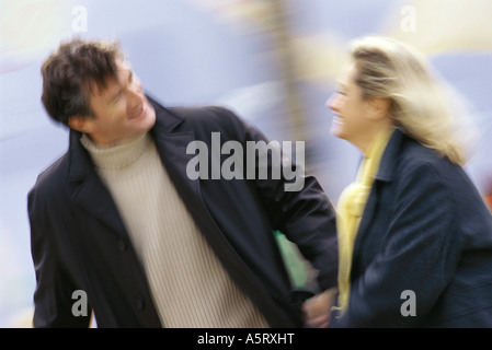 Mitte im Alter von paar zu Fuß, verschwommen Bewegung Stockfoto