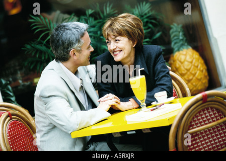 Älteres Paar am Straßencafé sitzen Stockfoto