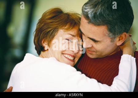 Älteres Paar, Frauenkopf auf Schulter des Mannes Stockfoto