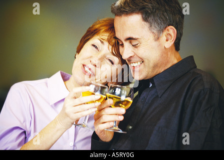 Älteres paar klirrende Gläser Weißwein Stockfoto