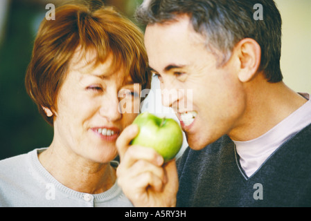 Ältere Menschen essen Apfel, senior Frau lachend, Nahaufnahme Stockfoto