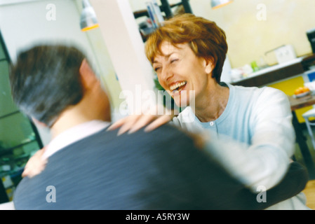 Älteres Paar, umarmen, verschwommen Bewegung Stockfoto