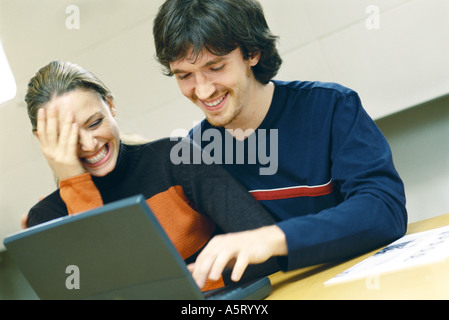 Paar mit Laptop, lachen Stockfoto
