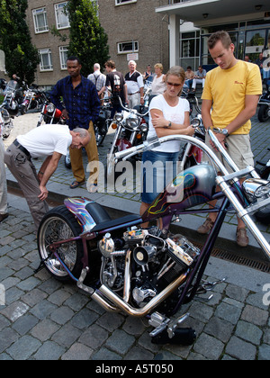 Menschen bewundern einen speziell angefertigten Harley Davidson Chopper mit einem sehr radikalen Design Stockfoto